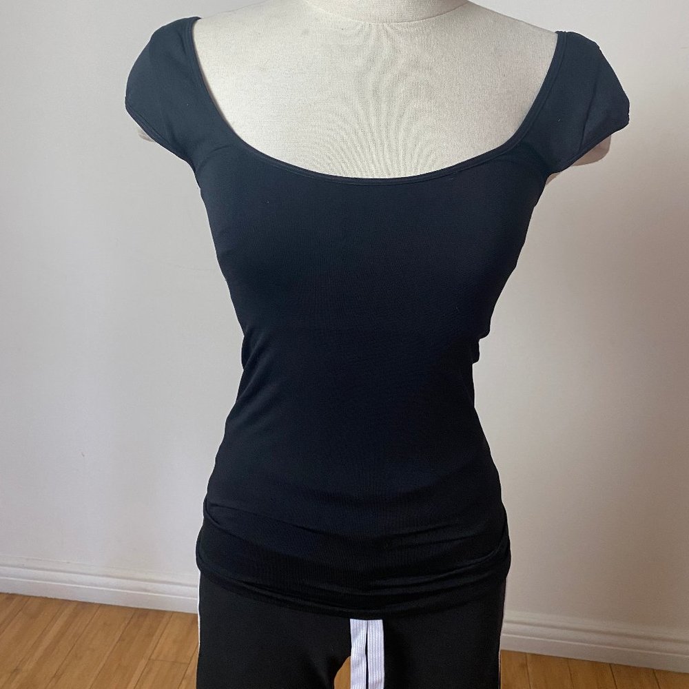 Basic black T-shirt w built in bra
